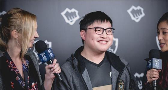 向聚光灯
